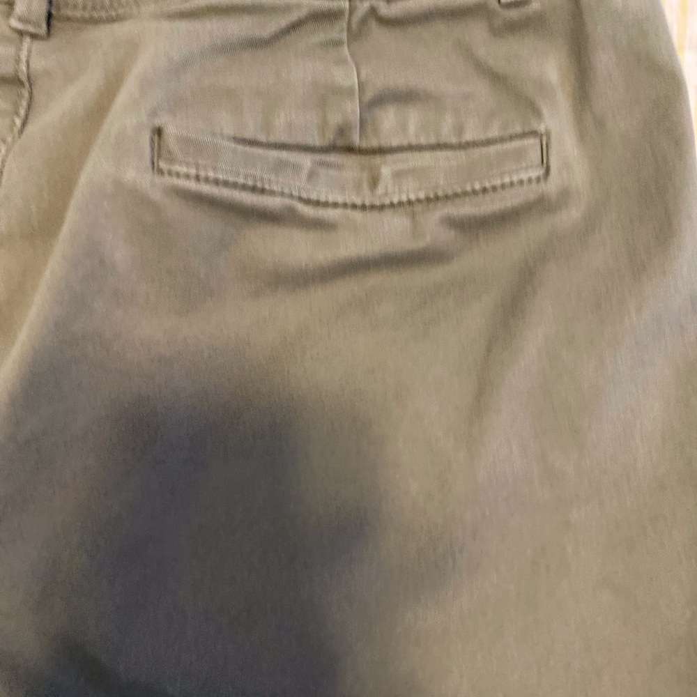 LOFT Olive Green Casual Shorts. SIZE 12, 2 pockets front, 2 stitched in back.EUC - Picture 13 of 14